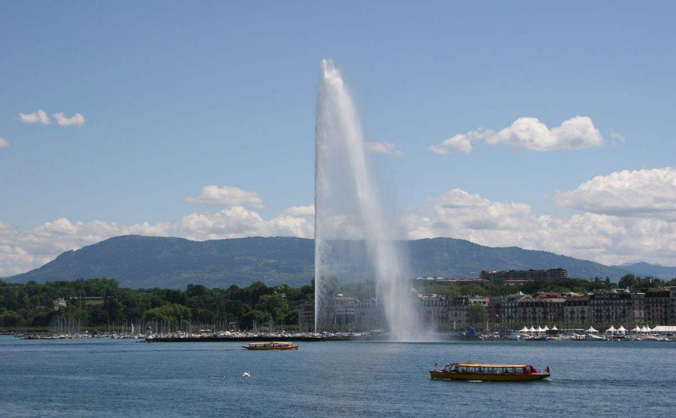 世界上最大人工喷泉:水柱高达140米,停留空中水量达7吨