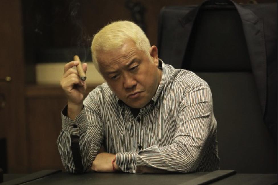 曾是位高权重叱咤风云的香港探长,因贪污潜逃,儿子成娱乐圈大佬