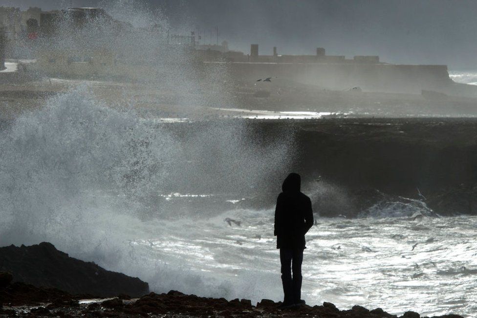 周五,摩洛哥首都拉巴特的一位男子站在海边留下了孤独的背影,上周这个