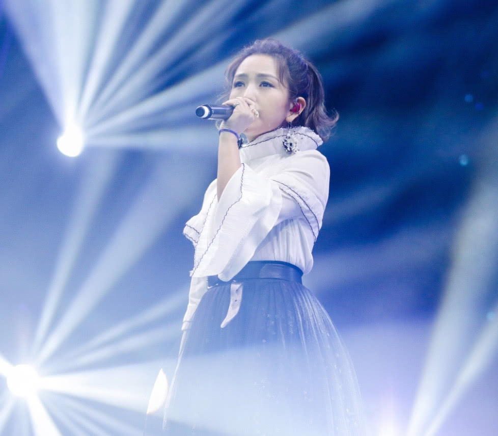 何洁着一袭蓝裙现身晚会,身高却成了亮点,网友:歌手界洪金宝?