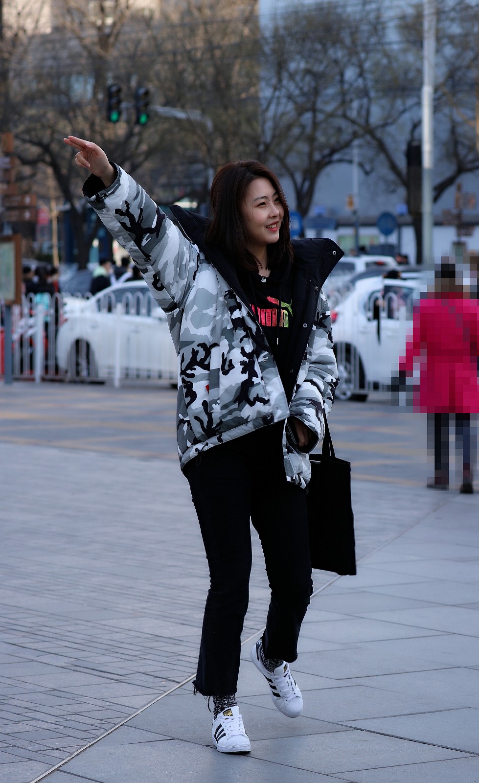 看看三里屯的姑娘又为我们贡献了哪些时尚穿搭|三里屯|街拍|时尚女孩