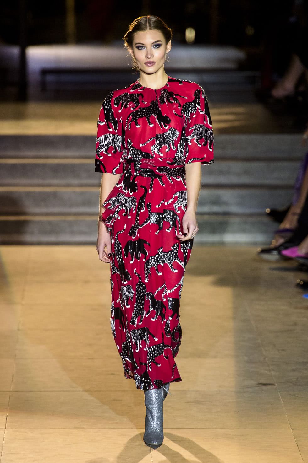 2018纽约时装周上的代表流行趋势的连衣裙百搭造型秀