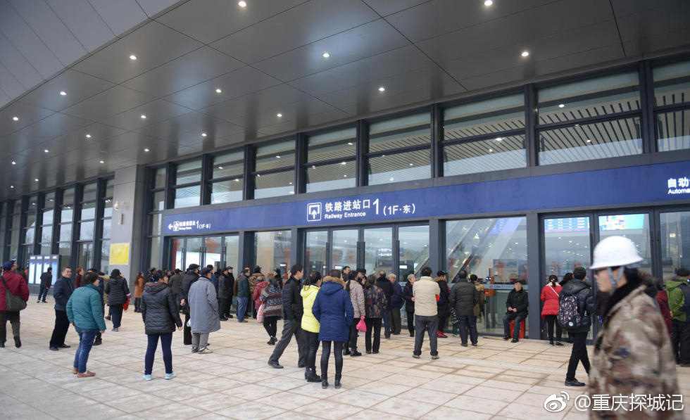 轻信重庆西站16日开通 大批市民赶来看新鲜