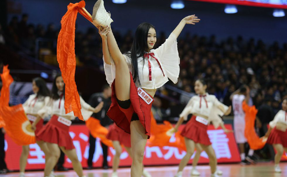 篮球宝贝俏丽登场转裙表演扇子舞