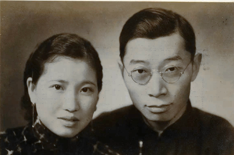 图为俩人结婚现场,左边即是梅纽因.傅聪在家中留影