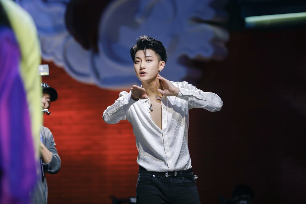 黄子韬录节目戴女款长耳坠被骂太娘炮,曾透露自己喜欢买女士香水