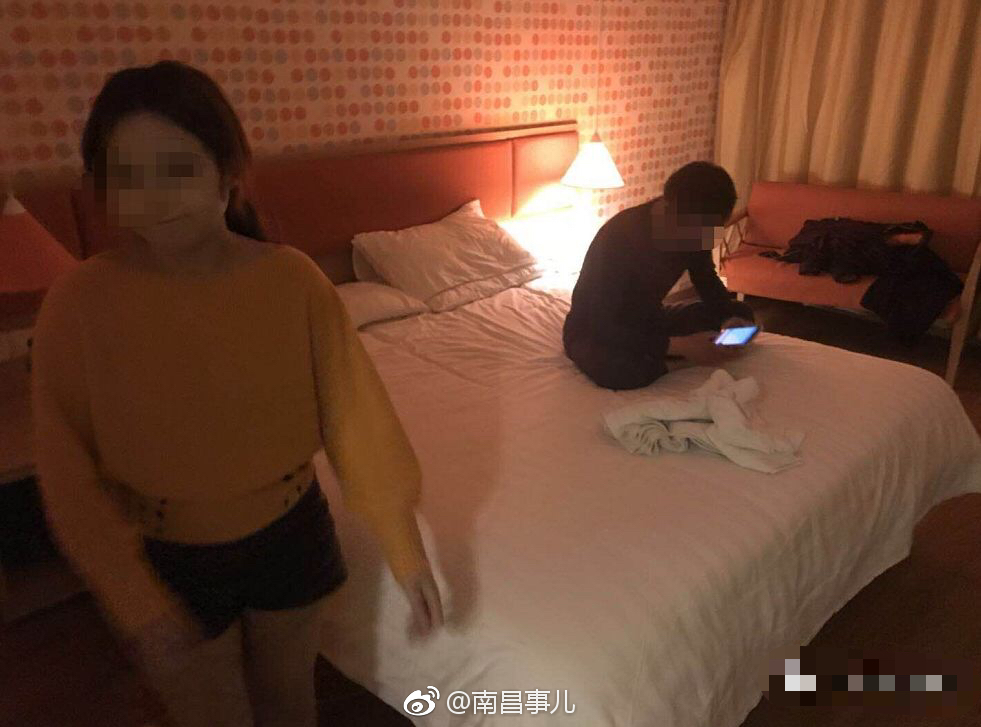 当场抓获30余人收缴账本若干直击南昌扫黄现场