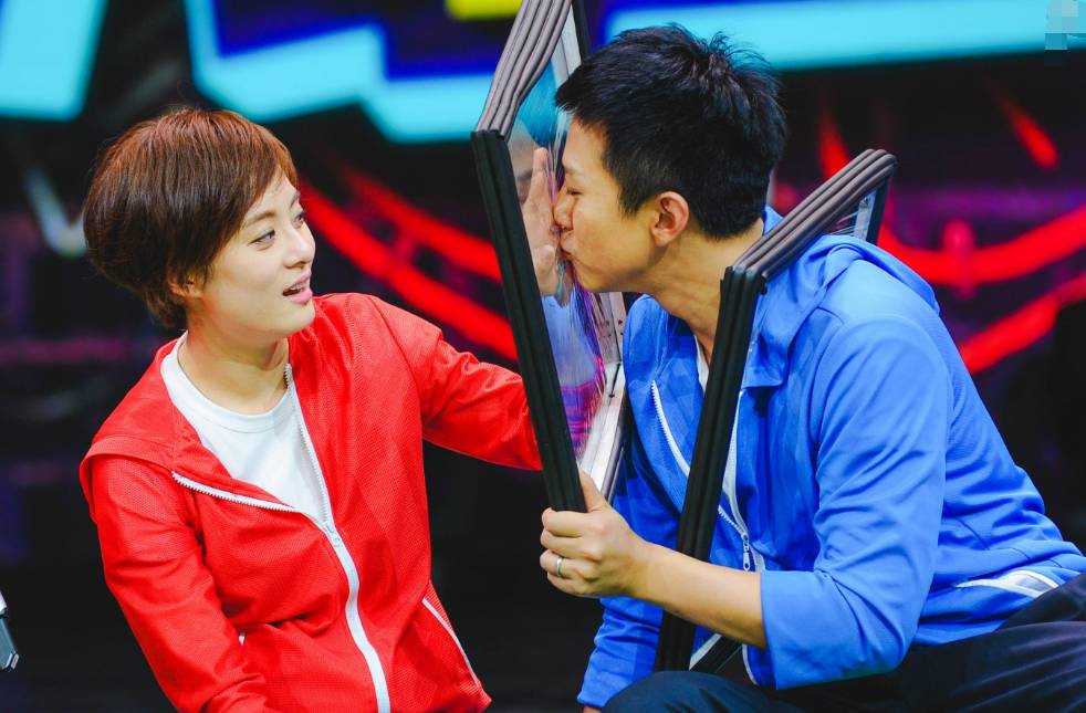 邓超为刘诗诗披衣,冻出尴尬脸,网友调侃:娘娘看着呢