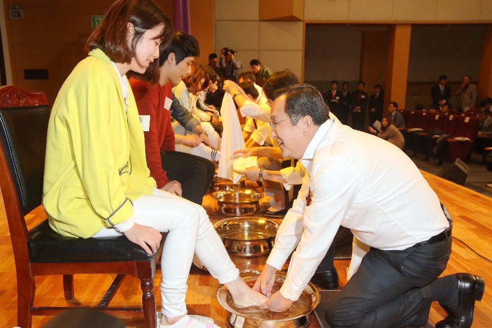 在学生的面前,亲手给学生脱下袜子,用清水仔细的给自己心爱的学生洗脚