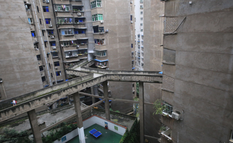 重庆的建筑火了 5楼运动场10楼空中走廊 篮球场还是梯形的