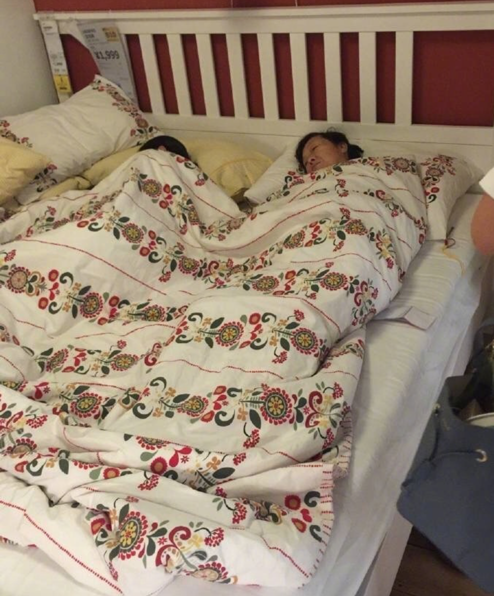 蹭睡一族占领宜家,男男女女横七竖八风光无限