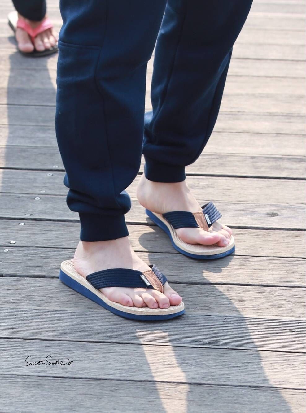 话说这白白净净的还真不像男孩子的脚啊