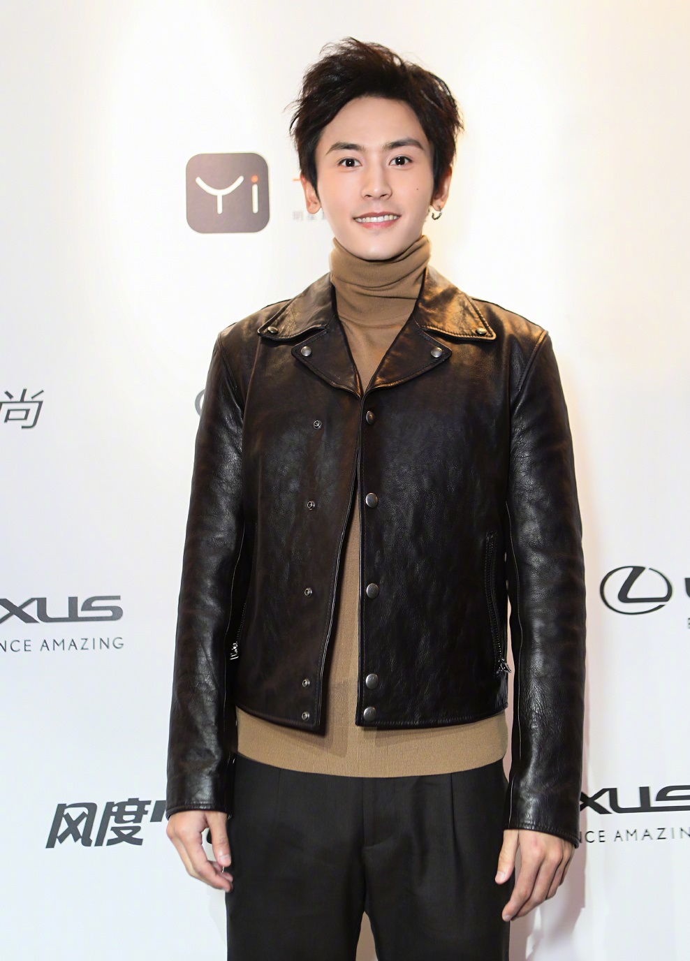 张哲瀚穿风衣秀出2米8大长腿,"流星雨"的张翰都没他会穿