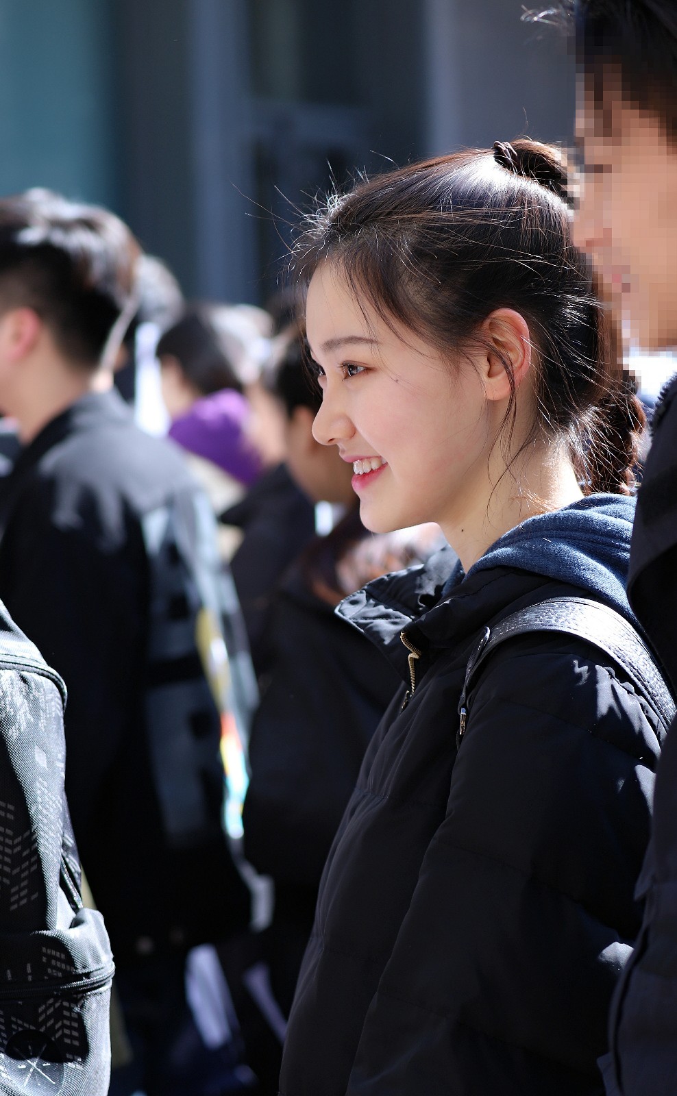 北电艺考现场这位女生笑起来很甜忍不住多看了几眼