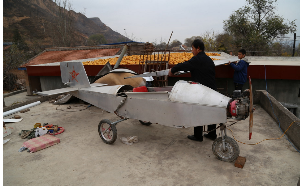 甘肃农民自己造飞机,试飞两次没有成功,从没见飞机也没坐过飞机