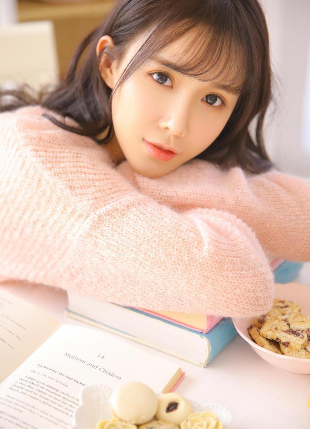 粉色少女甜美的毛衣让人心动