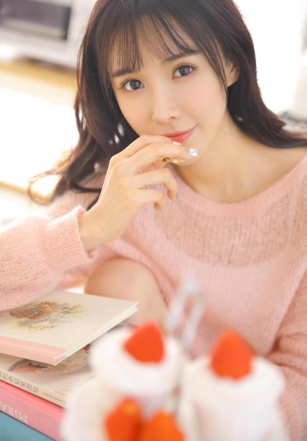 粉色少女甜美的毛衣让人心动