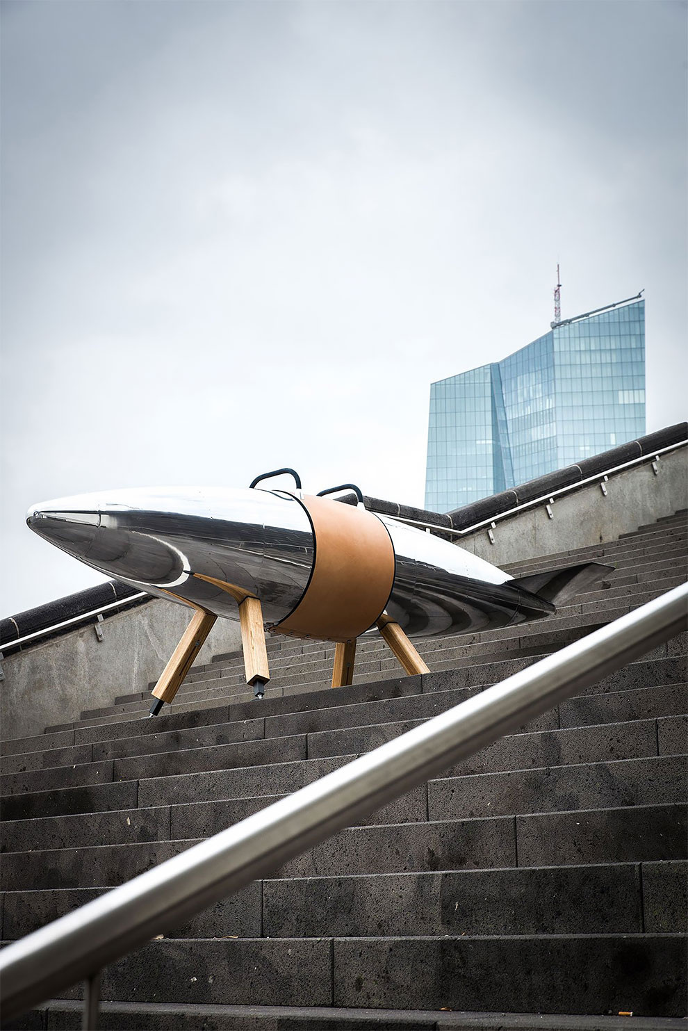 飞机身下面携带辅助油箱改造成的流线型鞍马 | 产品设计师 axe|油箱|