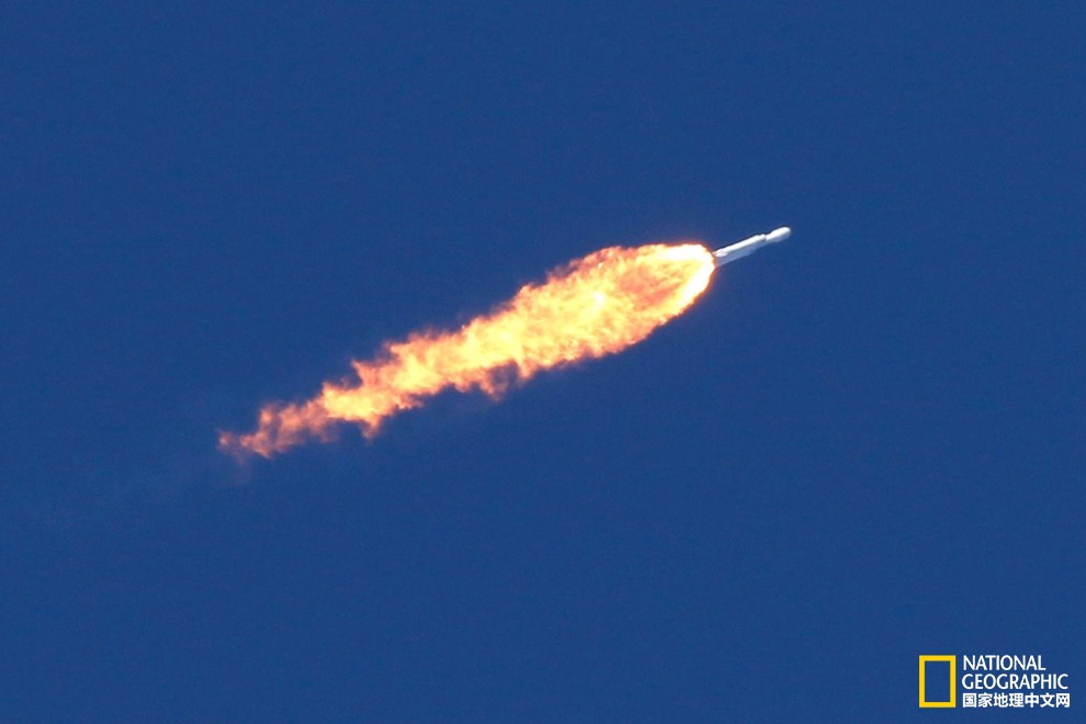 猎鹰重型火箭升空后发出的耀眼火焰. 摄影:thom baur reuters