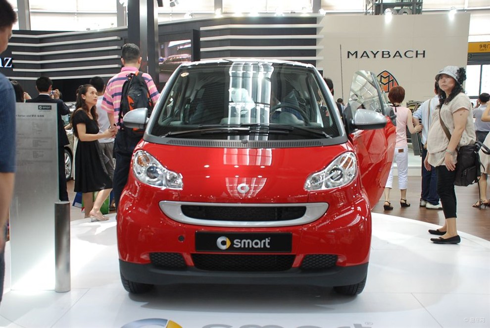 奔驰smart为什么不挂奔驰的车标?原来又是针对中国的特供车!