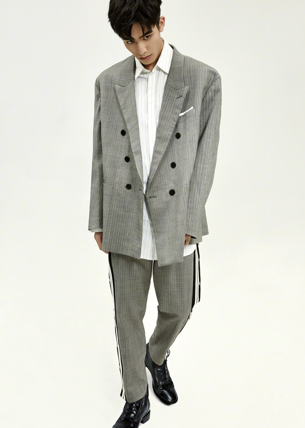 宋威龙流苏皮衣帅气炸裂18岁少年俊朗不凡魅力值爆表