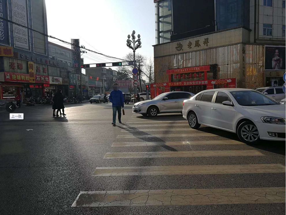 今天,热心网友向我们提供了这么两张照片:平遥顺城路陶源丰商场附近