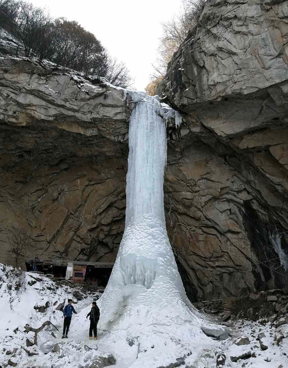 秦岭抱龙峪里的冰瀑非常壮观