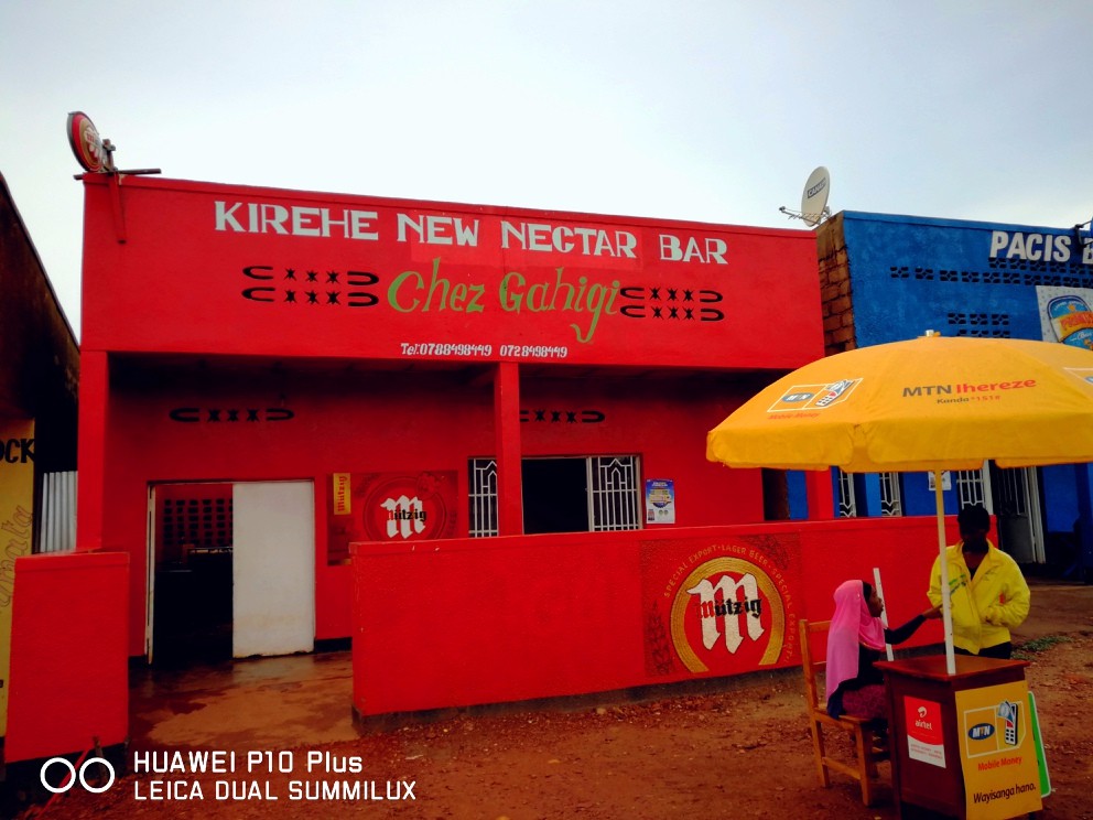 非洲卢旺达的小酒吧中国人很受欢迎小心被黑妹撩哦