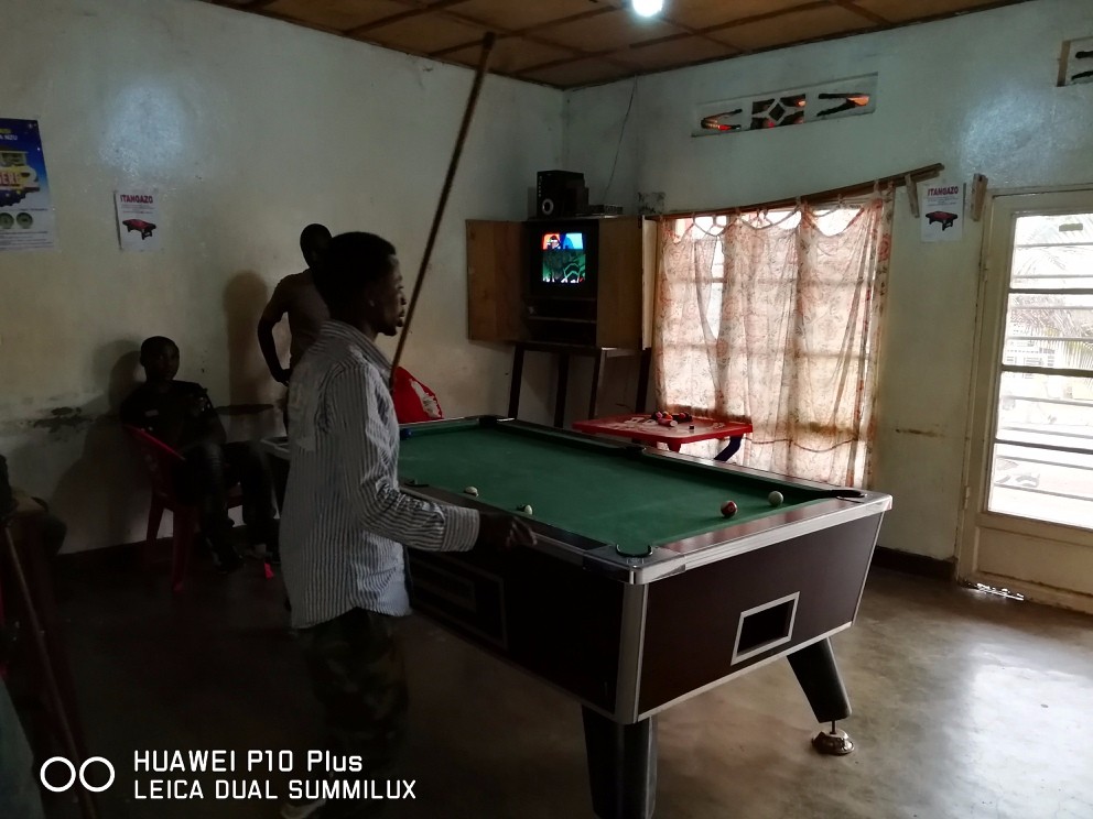 非洲卢旺达的小酒吧中国人很受欢迎小心被黑妹撩哦