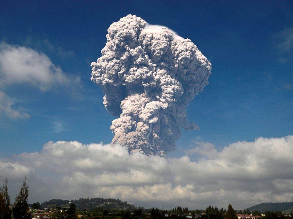 印度尼西亚锡纳朋火山强烈喷发火山灰深入天空高达5千多米