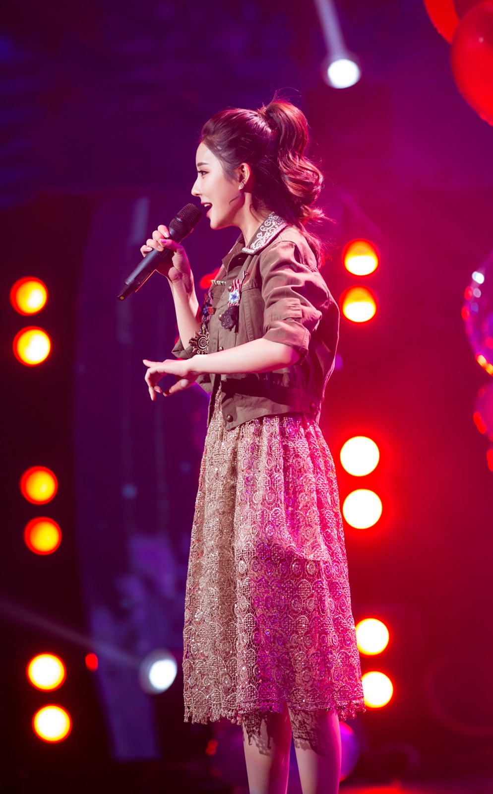 氧气小花金思雨加盟长春春晚舞台甜美献唱年度热曲《带你去旅行》