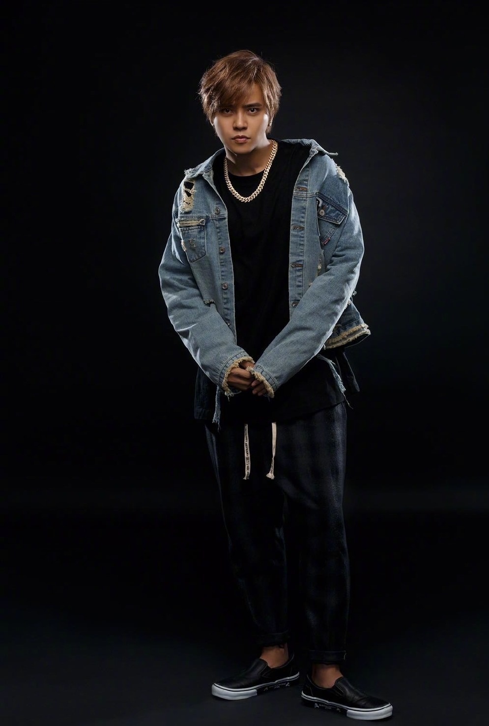 罗志祥拼接西装宣传新戏,内搭的红色条纹毛衣和长腰带成点睛之笔