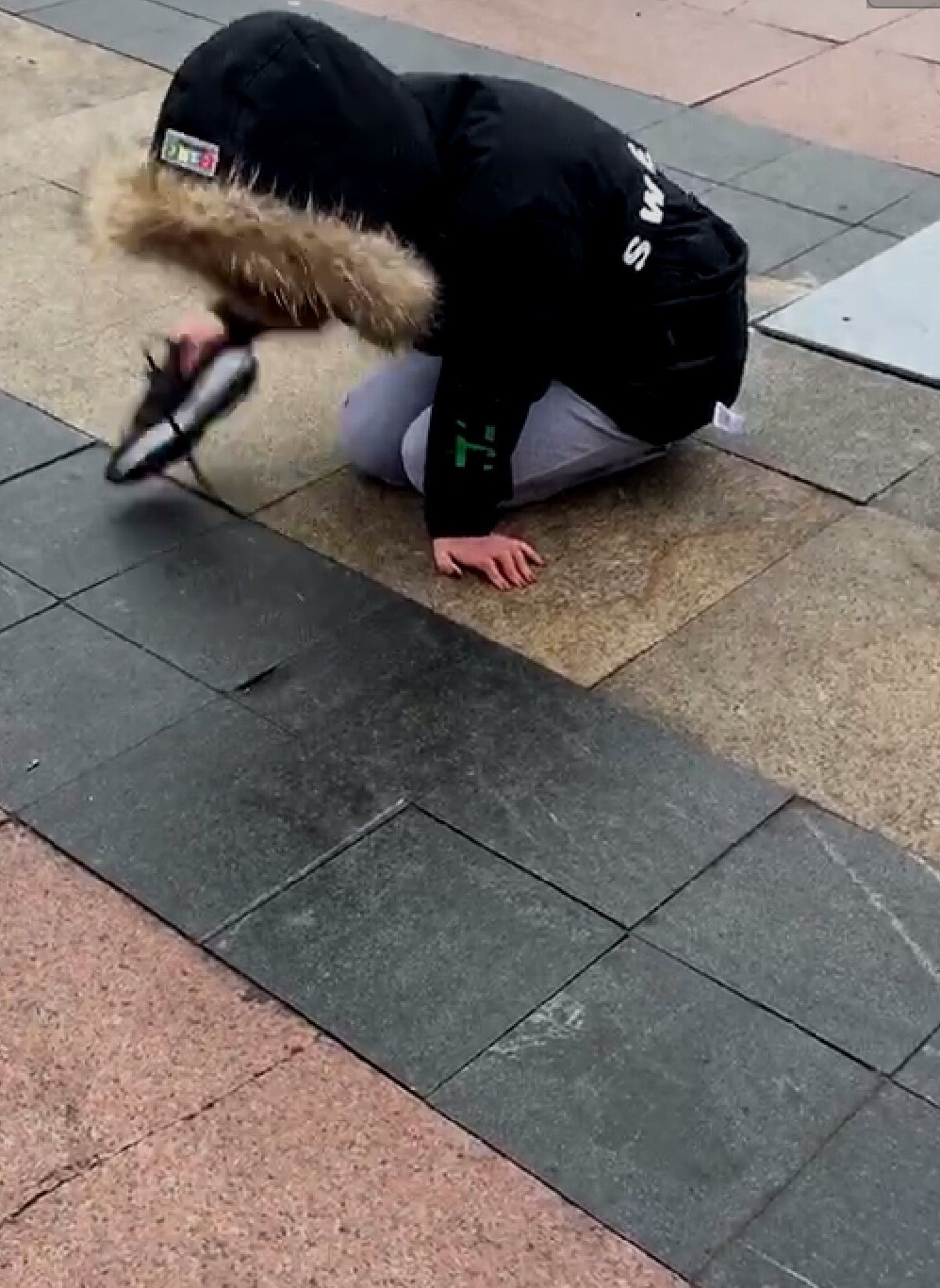 女孩街头跪地哭嚎引围观,怎成想竟是为了拉观众