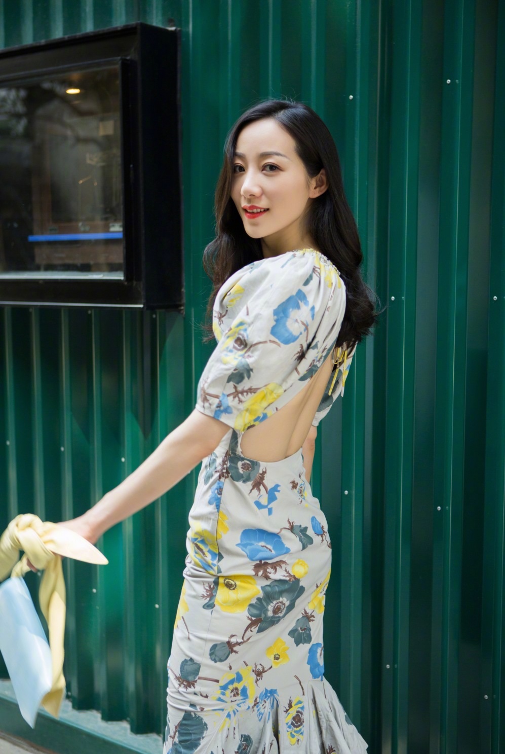 女星博眼球秀身材"技巧"不断升级,37岁张柏芝也不甘人后