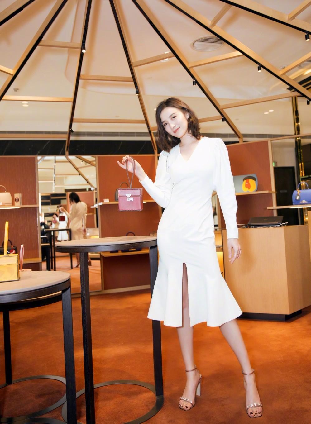 宋佳晒新造型, 高领毛衣搭配小皮裙优雅动人, 美腿实力抢镜