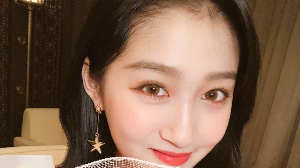 关晓彤戴美瞳穿少女粉出席活动,恋爱后更有女人味了