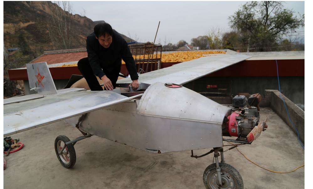 甘肃农民自己造飞机,试飞两次没有成功,从没见飞机也没坐过飞机