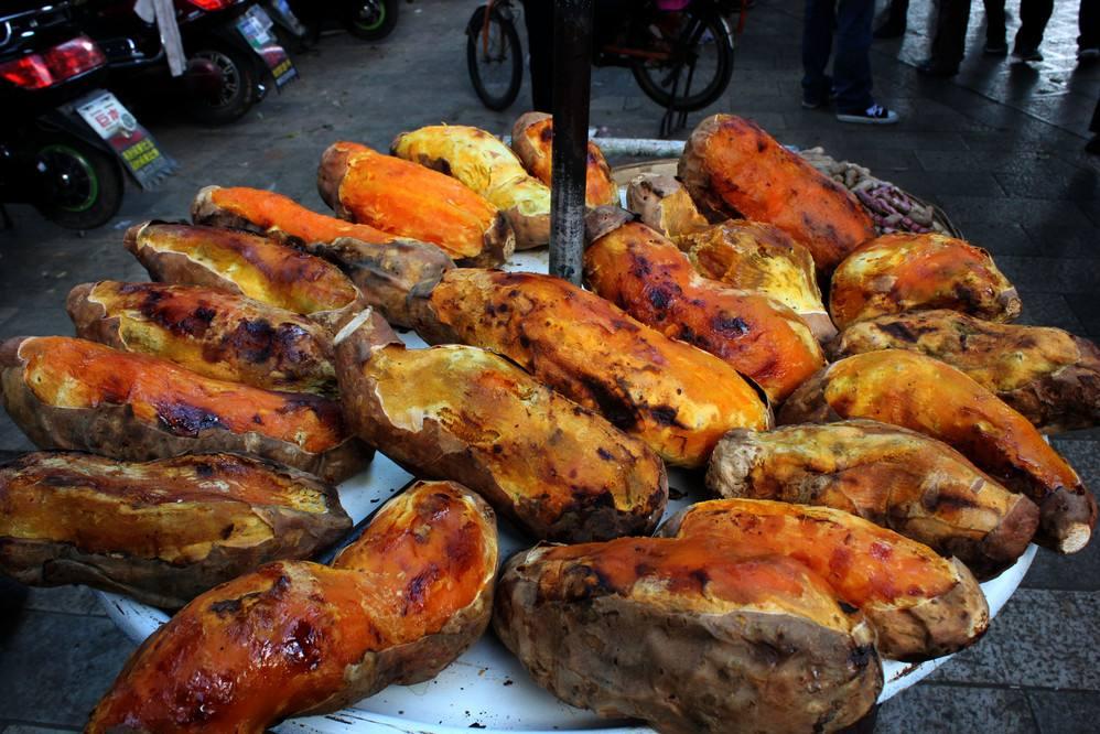 2.烤红薯老北京的铜锅涮羊肉,绝对是最适合在冬天的美食了.