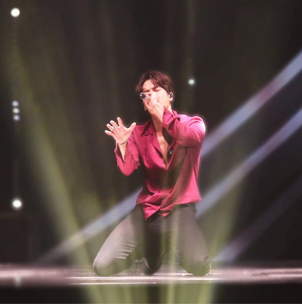 图为王嘉尔表演时秀背肌.