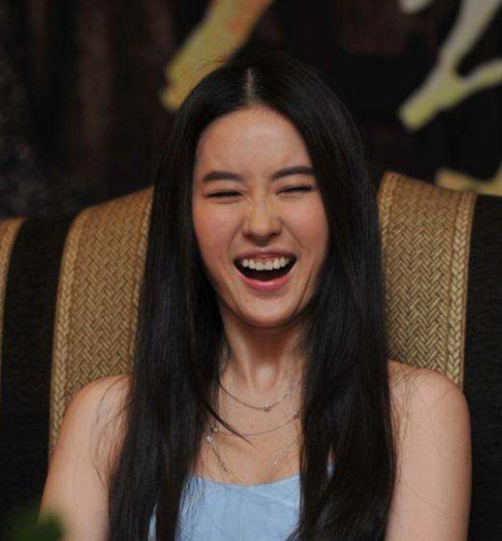 女星开怀大笑时,迪丽热巴依然可爱,刘亦菲就尴尬了