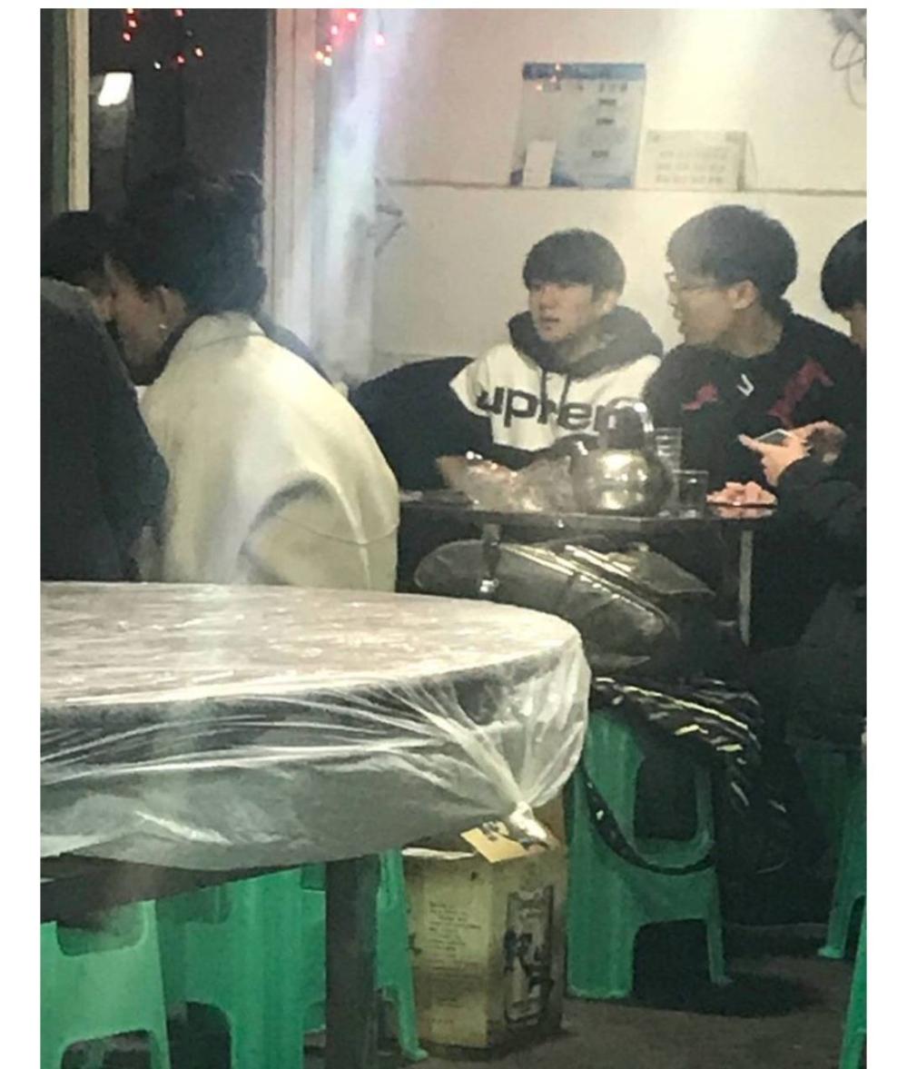 王源在重庆被人偶遇, 和同学在一起玩的很开心