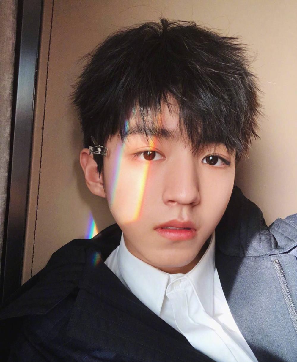 王俊凯的自拍照都很有特点这次也不例外