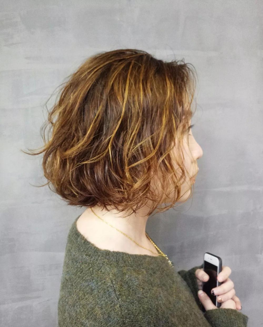 精致的脸蛋烫个时髦的全头螺丝卷,真是美如画浅色卷发和模特很是百搭