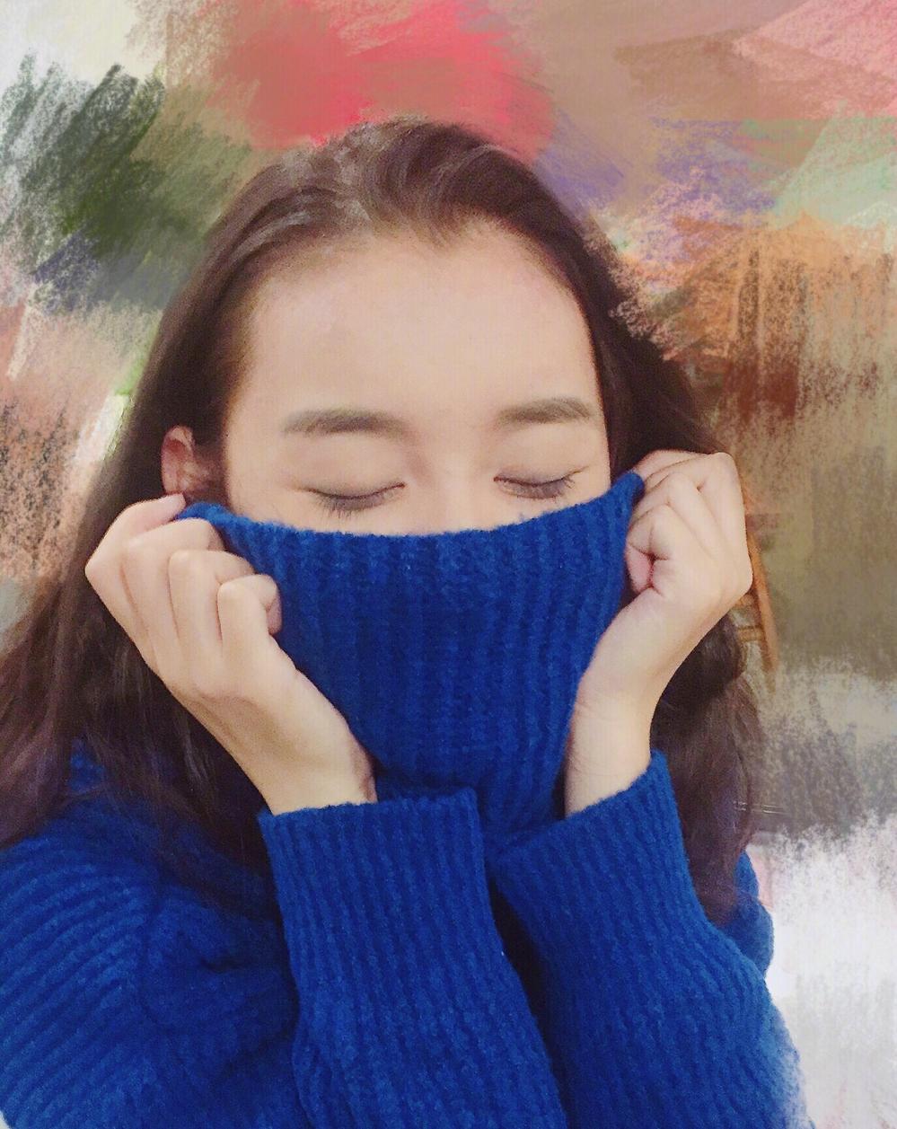 现在回到蒋依依身上,其实她不仅仅是戴围巾喜欢裹着脸,她还很喜欢穿