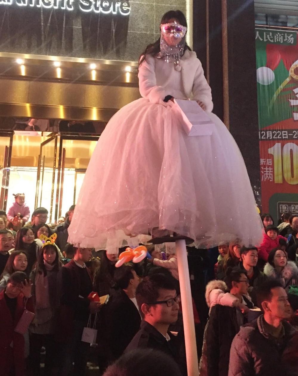 高空摆动不倒, 十堰"不倒翁美女"是咋做到的?