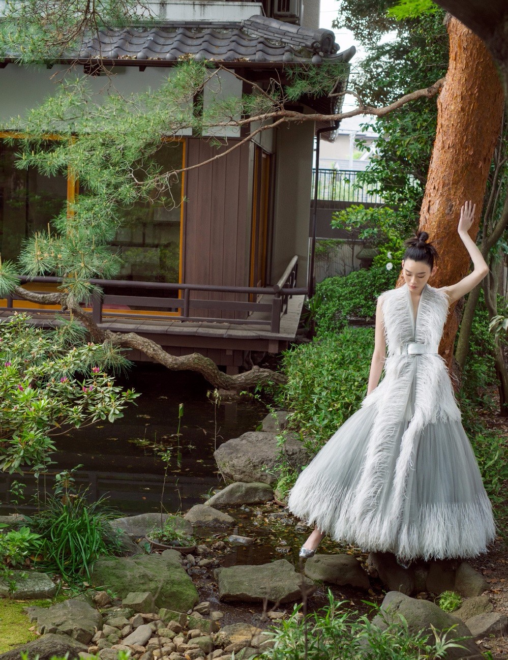 奚梦瑶穿成这样还让摄影师拍不停,真替她捏把汗,赶紧收工回家吧