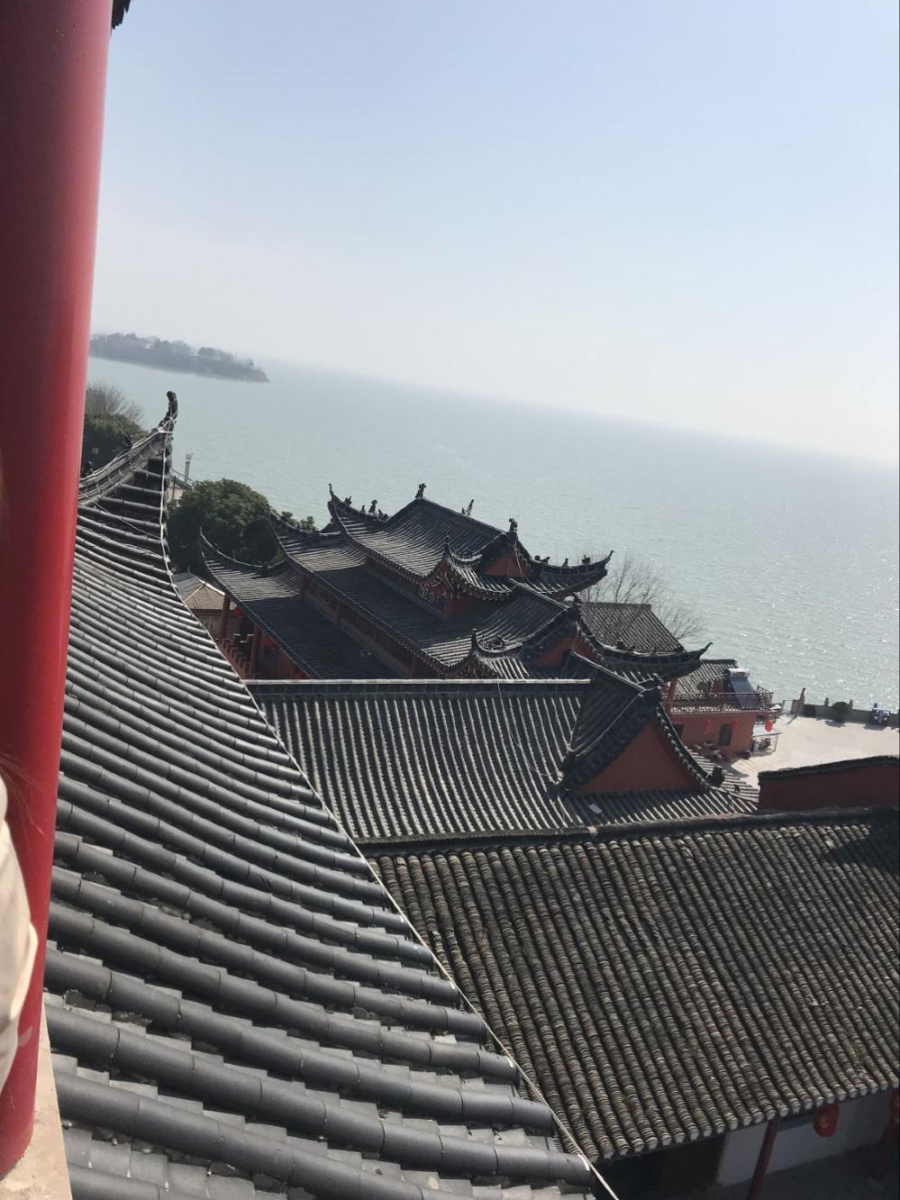 70余间,后殿藏经阁3层,窗开八面,四角飞檐,角角系铃.
