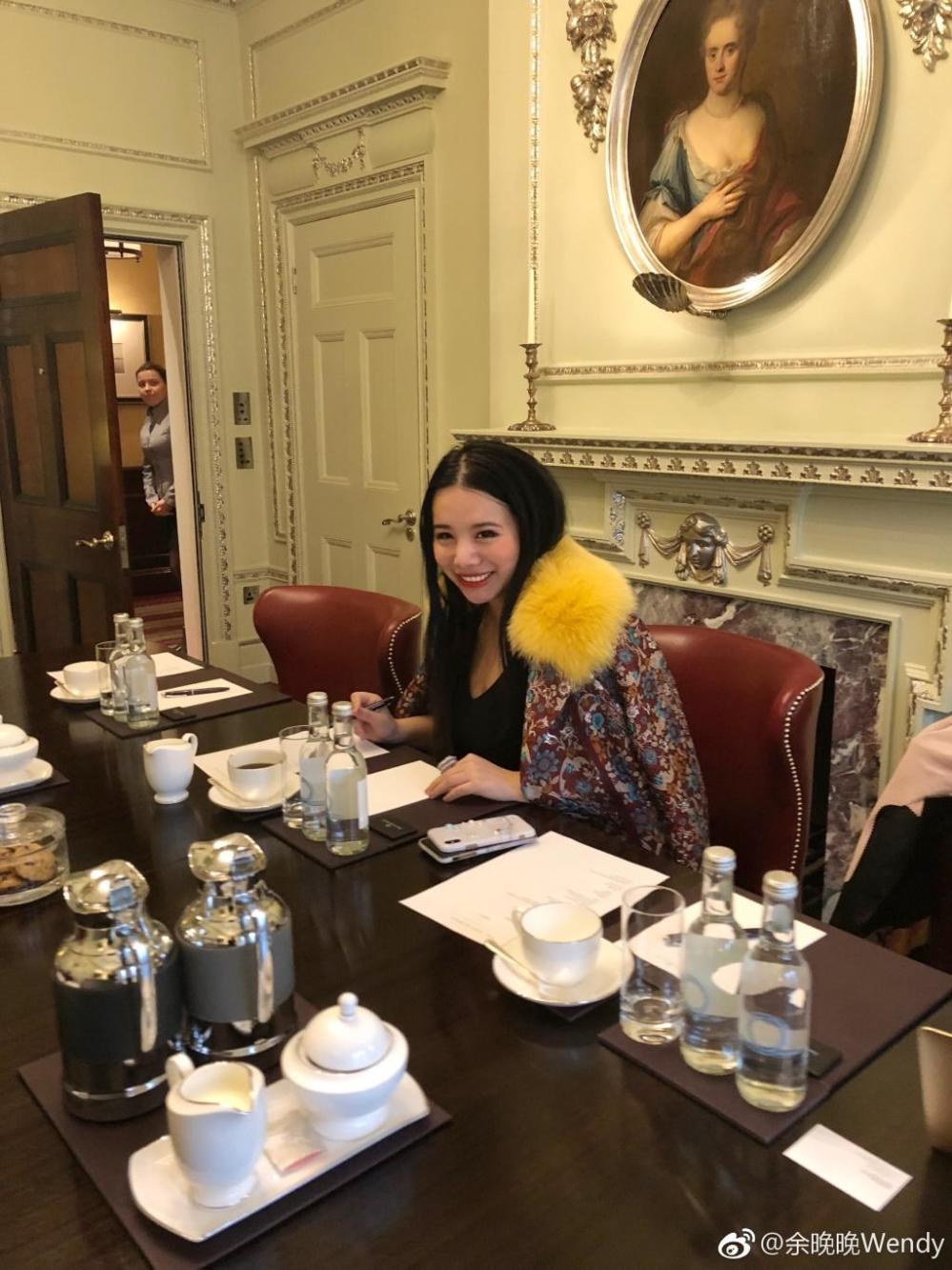 她是梦天集团创始人兼董事长余静渊的独生女儿,而且她的母亲也是一位