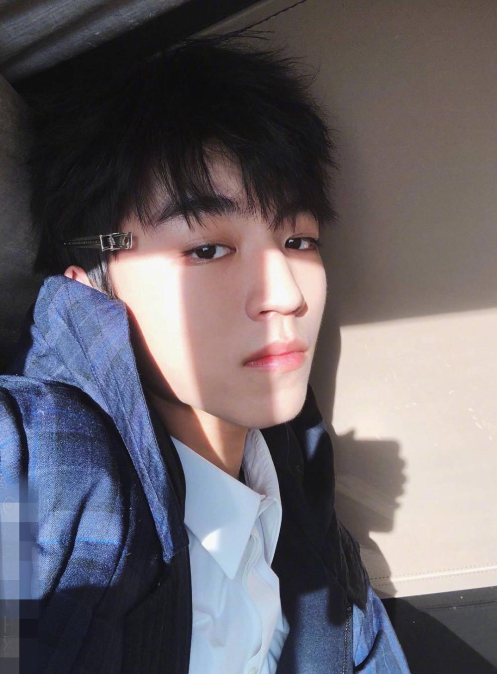 王俊凯的自拍照都很有特点这次也不例外