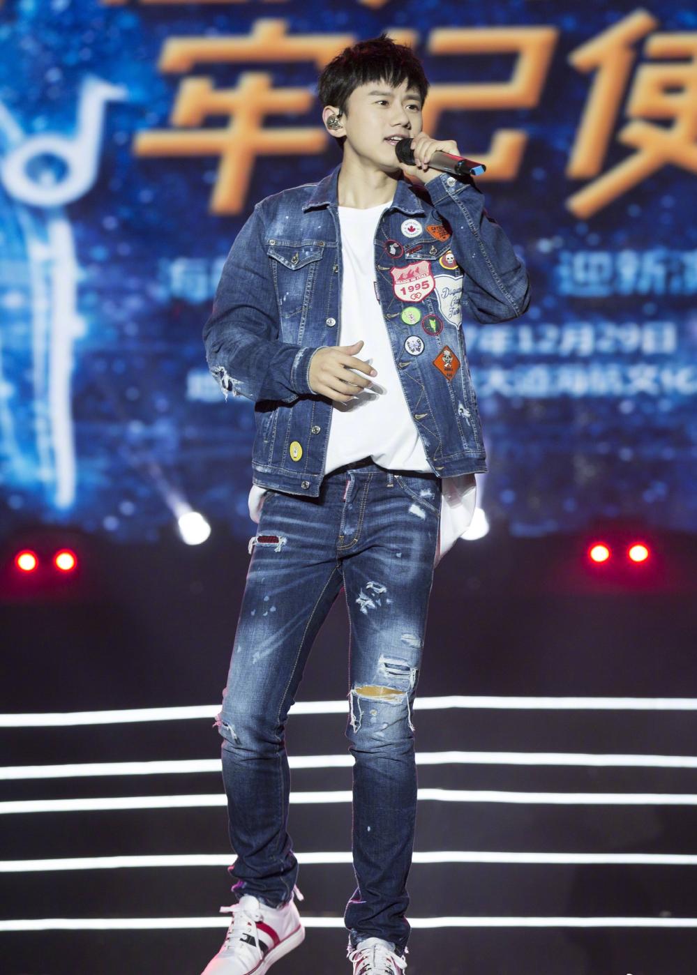 张杰这样穿特别显年轻,还很有活力,帅不帅?